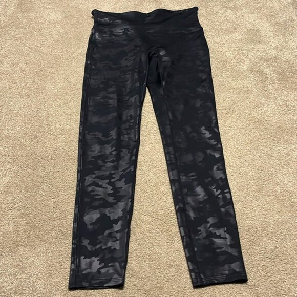 Spanx women’s faux leather black / gray camouflage leggings size large. - Picture 2 of 9